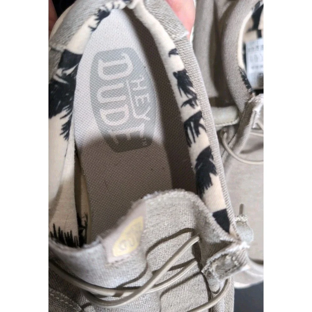 HEY DUDE WALLEY MEN'S SIZE 8 LIGHTWEIGHT SLIP ON SHOES BEIGE GUC